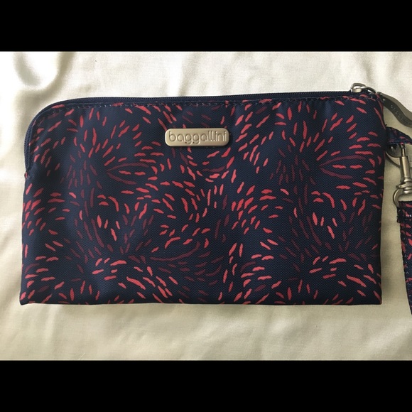 Baggallini Handbags - NWT Baggallini Travel Wristlet Wallet